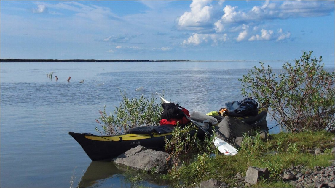 Gaëdic se lance dans de grandes aventures dans la nature, à la recherche d’une nouvelle philosophie de vie…
"2014 : Sibérie du nord. La largeur du fleuve Indigirka n'a d'égal que l'appétit des moustiques : immense ! Chaque jour j'allume trois feux sur la berge pour m'en protéger."
Photo Gaëdic Piron