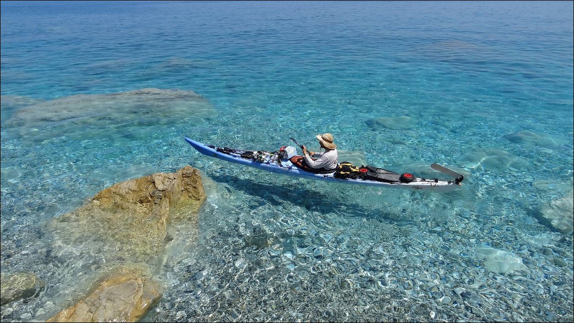 Robinsonnade dans les Sporades.
Île de Skopelos. De telles couleurs « lagonesques » sont toujours un enchantement !
Par moments, lorsque les conditions sont aussi bonnes, nous avançons à la nage en tractant
nos kayaks, masques et tubas sur la tête, afin d’admirer encore davantage les fonds marins.
Photo : Carnets d'Aventures