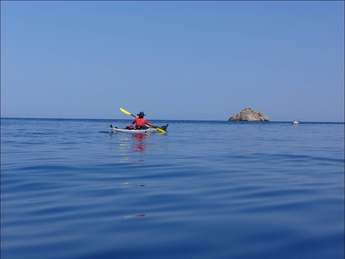 Robinsonnade dans les Sporades.
Navigation vespérale à la recherche d'un bivouac.
Photo : Carnets d'Aventures