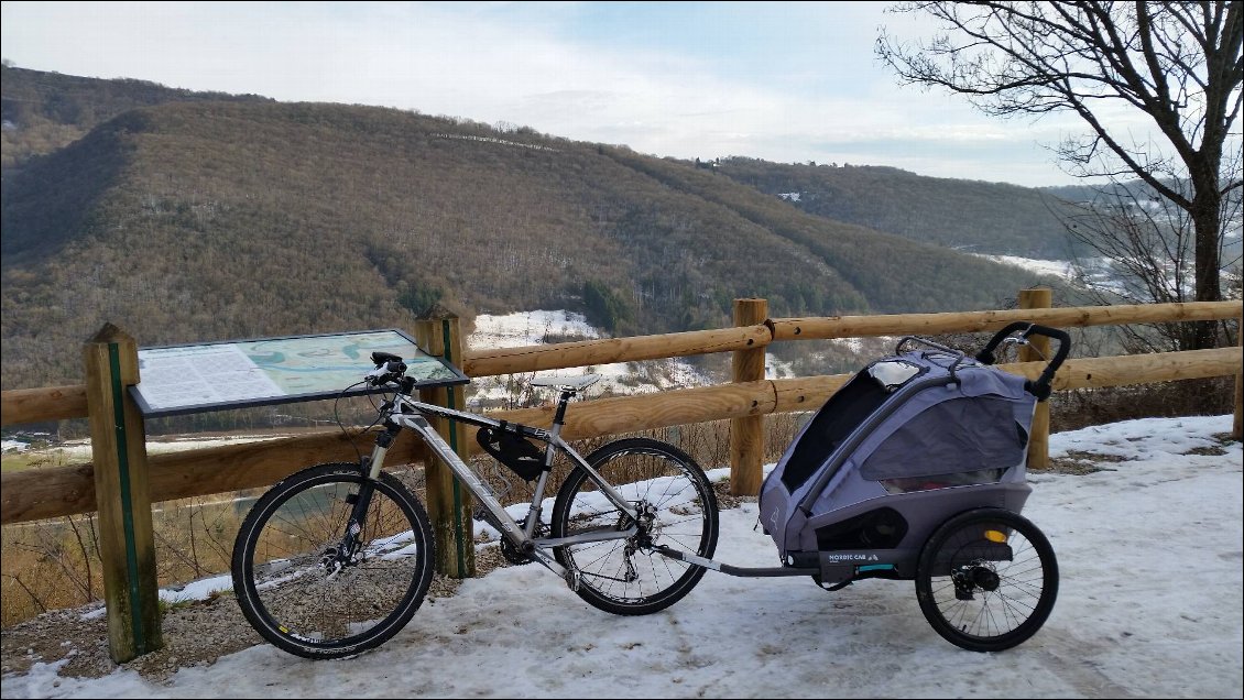 Remorque vélo enfant 2 places Nordic Cab Urban sur vélo