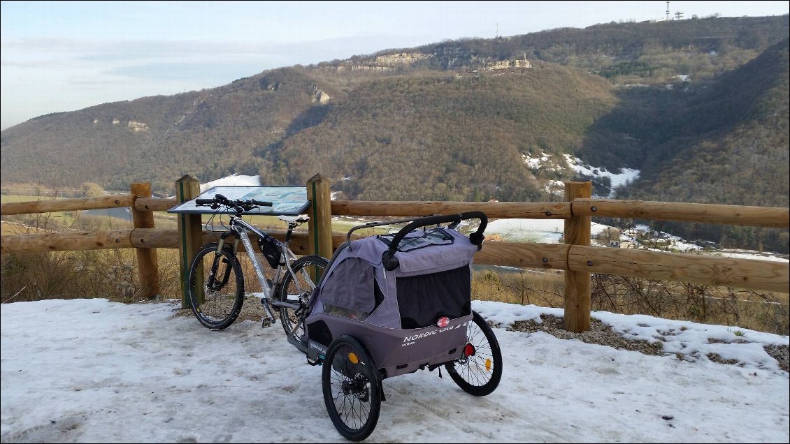 Remorque vélo enfant 2 places Nordic Cab Urban - arrière attachée au vélo