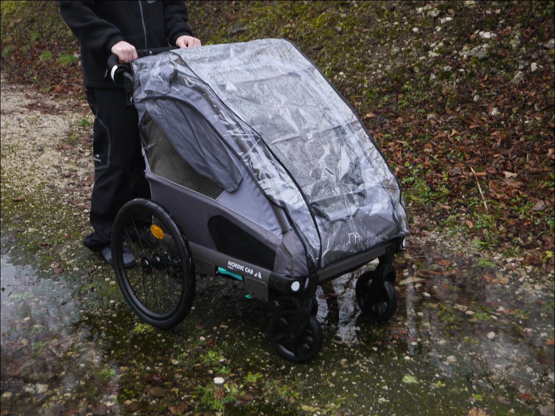 Remorque vélo enfant 2 places Nordic Cab Urban - mode poussette.
La bâche de protection de la pluie est en option