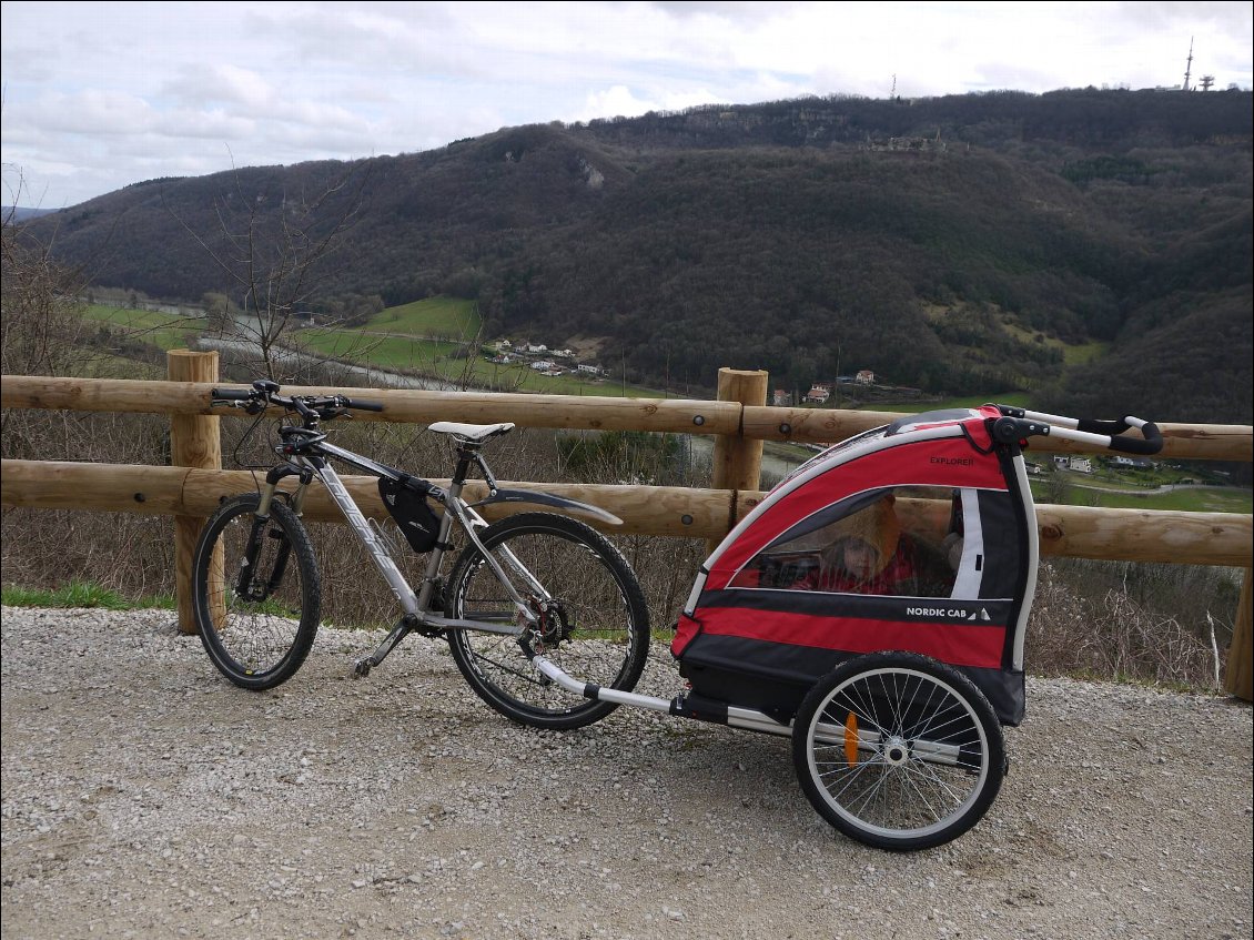 Remorque vélo enfants deux places Nordic Cab Explorer - sur vélo 