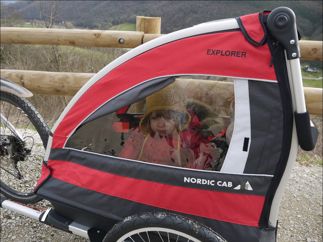 Remorque vélo enfants deux places Nordic Cab Explorer - avec enfant.
Chloé est au chaud dans la remorque qui reste très bien aérée