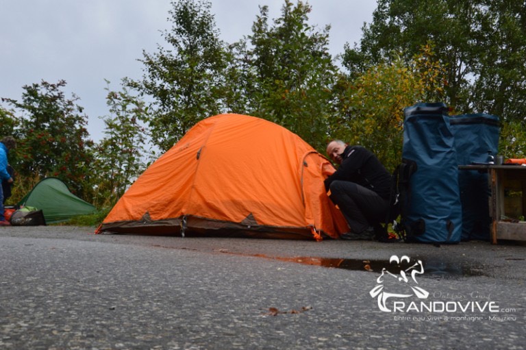 Camping sur la route désaffectée. Le seul endroit sec et plat.