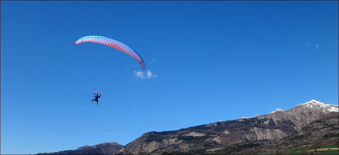 En l'air, le sac toujours sur le dos.