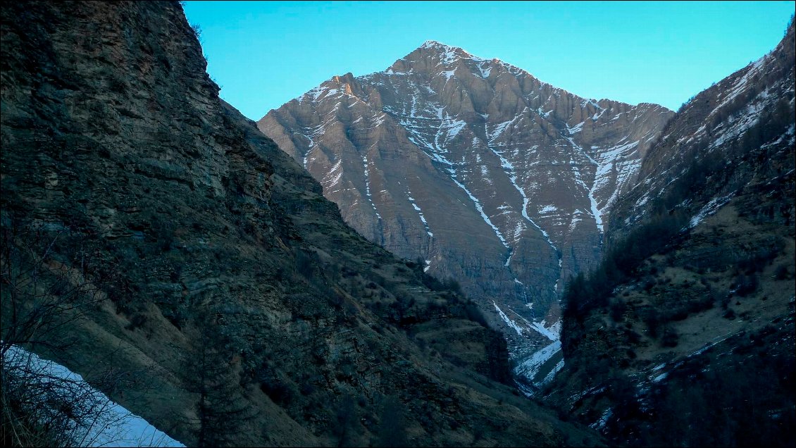 L'imposante pointe de la Diablée se dessine derrière le "coupe-gorge" de Maillassore.