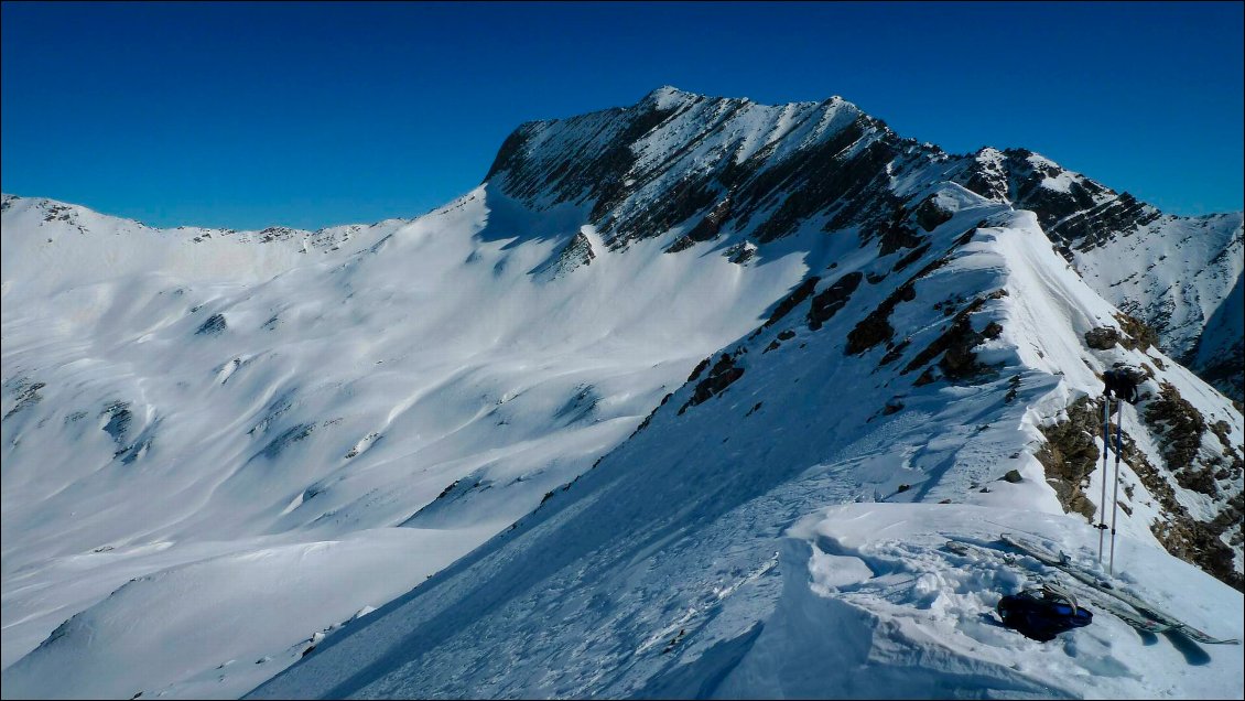 Depuis la même antécime, on aperçoit bien la pointe de Serre en arrière-plan.