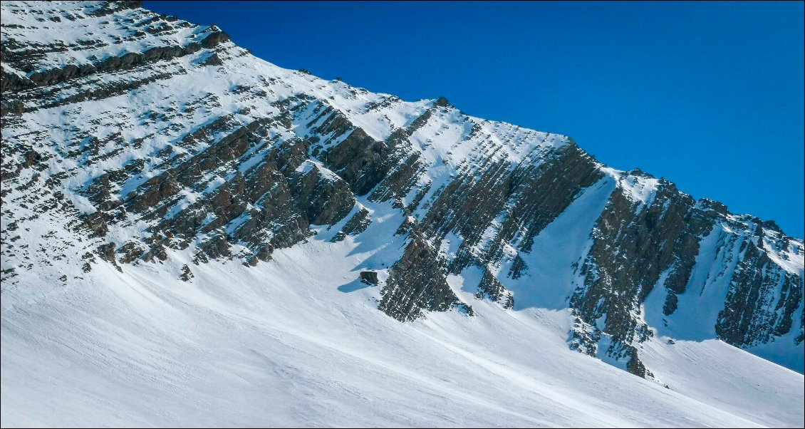 La fameuse rampe : le haut paraît bien exposé (chute interdite) mais de loin, cette ligne me donnait envie, au milieu de ce décor strié. De près, j'ai encore plus envie d'aller voir ! C'est parti...