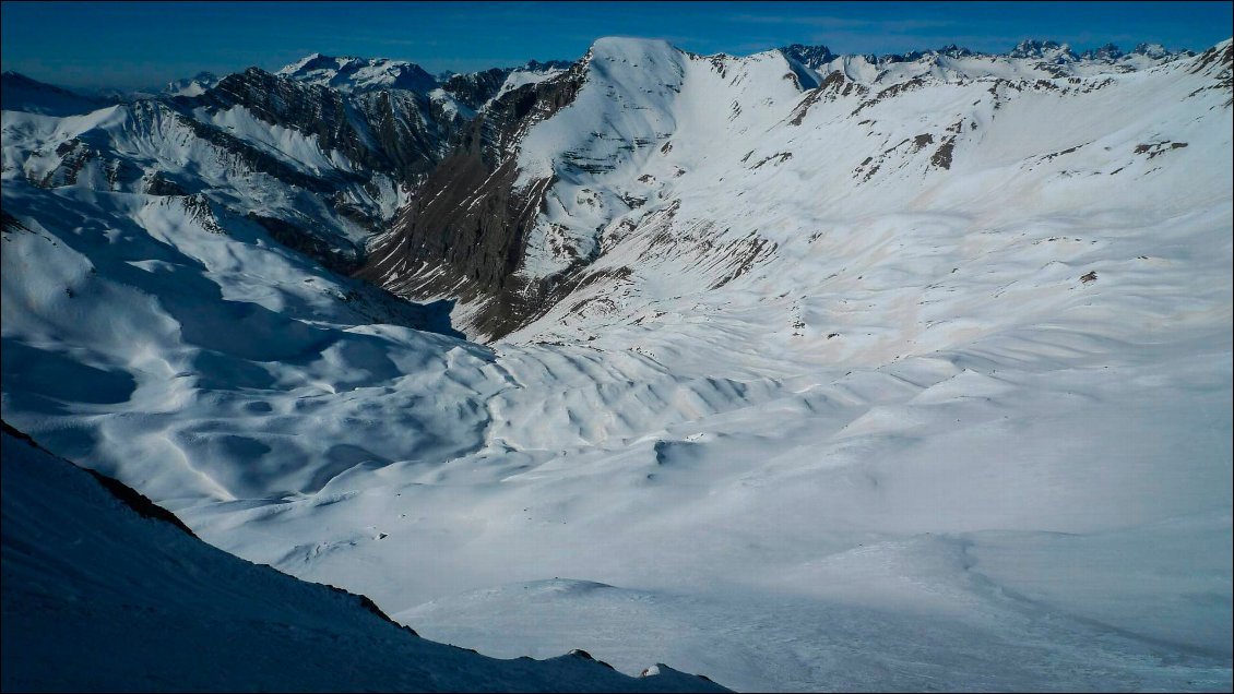 La vue depuis le couloir s'ouvre sur tout le vallon de Chargès.