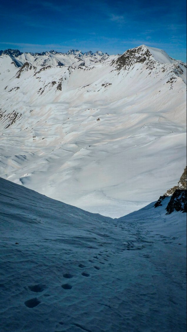 Presque en haut du couloir : le sommet sur la droite est le Mourre Froid.
En arrière-plan, très loin, on distingue bien 3 sommets emblématiques des Ecrins : Ailefroide, Pic Sans Nom et Pelvoux.