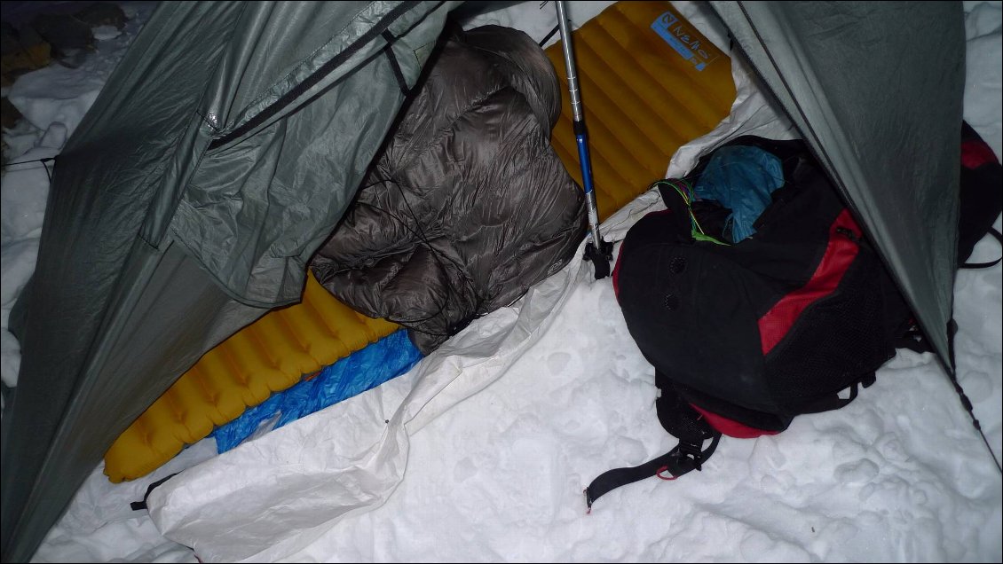 En pleine nuit, le froid qui venait du sol m'empêchait de dormir : en plaçant la voile de parapente sous le matelas pour améliorer l'isolation, j'ai pu retrouver Morphée :-)