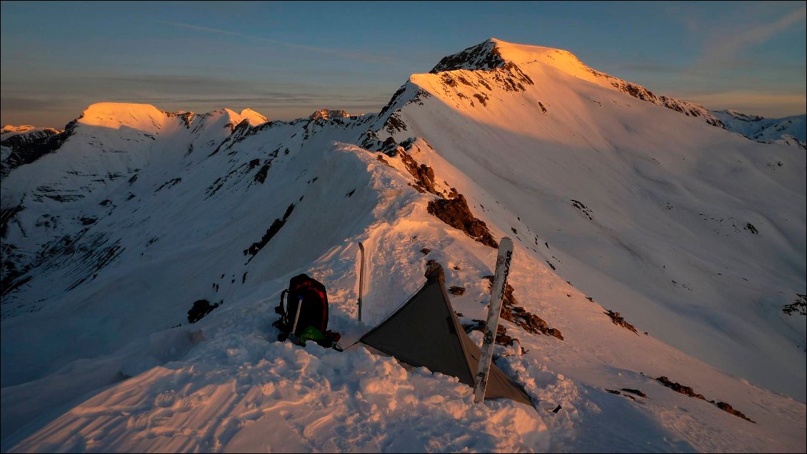 Le Mourre Froid (à droite) et la pointe de la Diablée (à gauche) se délectent eux aussi des premiers rayons de soleil.