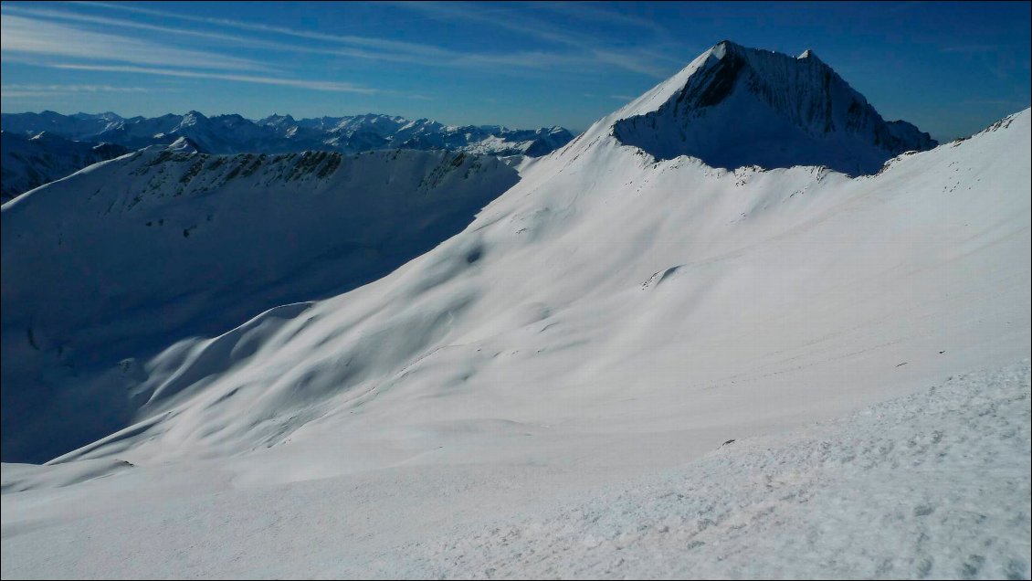 Dans la montée vers le Mourre Froid. Sur la droite, toujours la pointe de Serre. Au point bas de l'arête qui y mène (sur la droite de la photo) c'est le col de la Règue où j'ai bivouaqué. A gauche de la pointe de Serre, au premier plan, c'est l'arête de Vallon Pion, derrière laquelle j'espère décoller un peu plus tard.