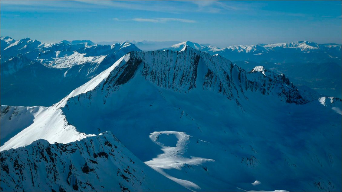 Depuis le sommet du Mourre Froid, je suis toujours fasciné par les stries de la pointe de Serre. On distingue bien, en plein milieu, le couloir que j'ai skié la veille.