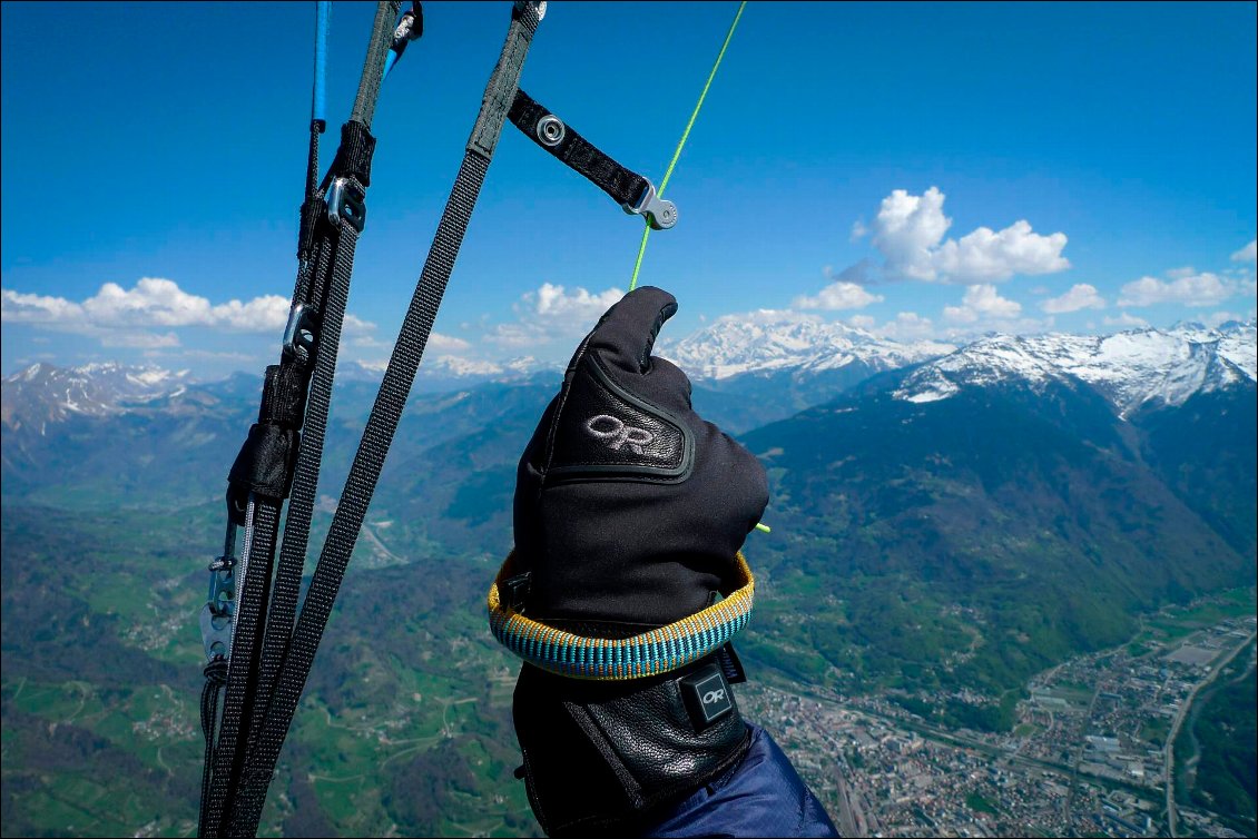 Le mont Blanc au bout du doigt :-). Justement, la dextérité est si bonne avec ces gants que lorsque je prends des photos en l'air, j'arrive à ressentir le "double enfoncement" du déclencheur de l'appareil photo, une chose rare avec un gant hivernal classique.