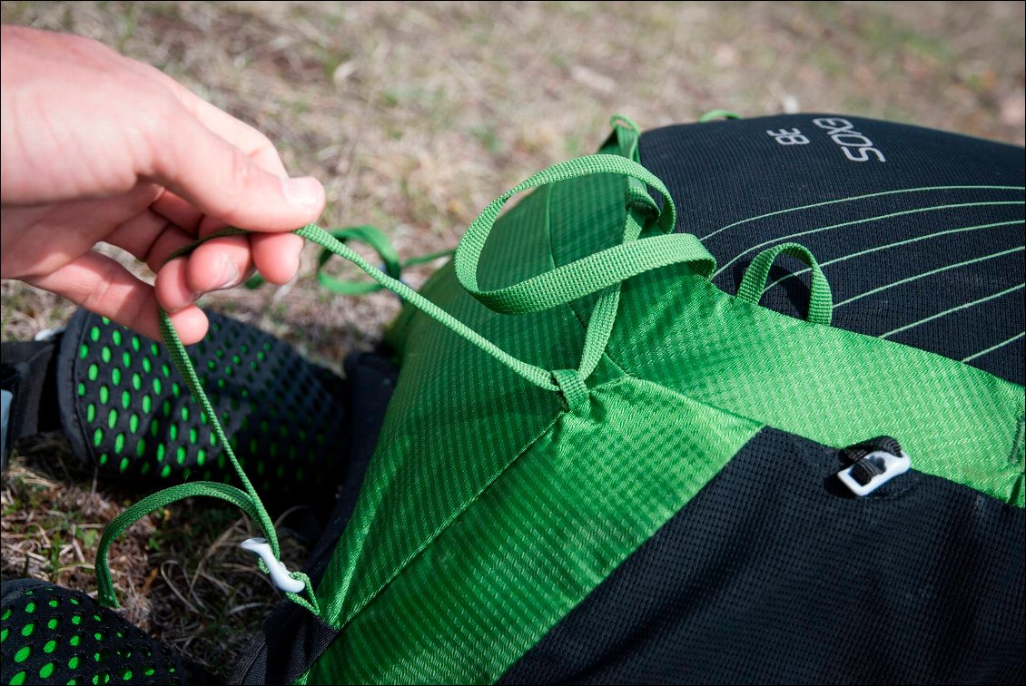 Il y a même des anneaux sous le sac, qui peuvent permettre de fixer un matelas mousse ou une tente par exemple. Ce sac est résolument très polyvalent ainsi équipé !