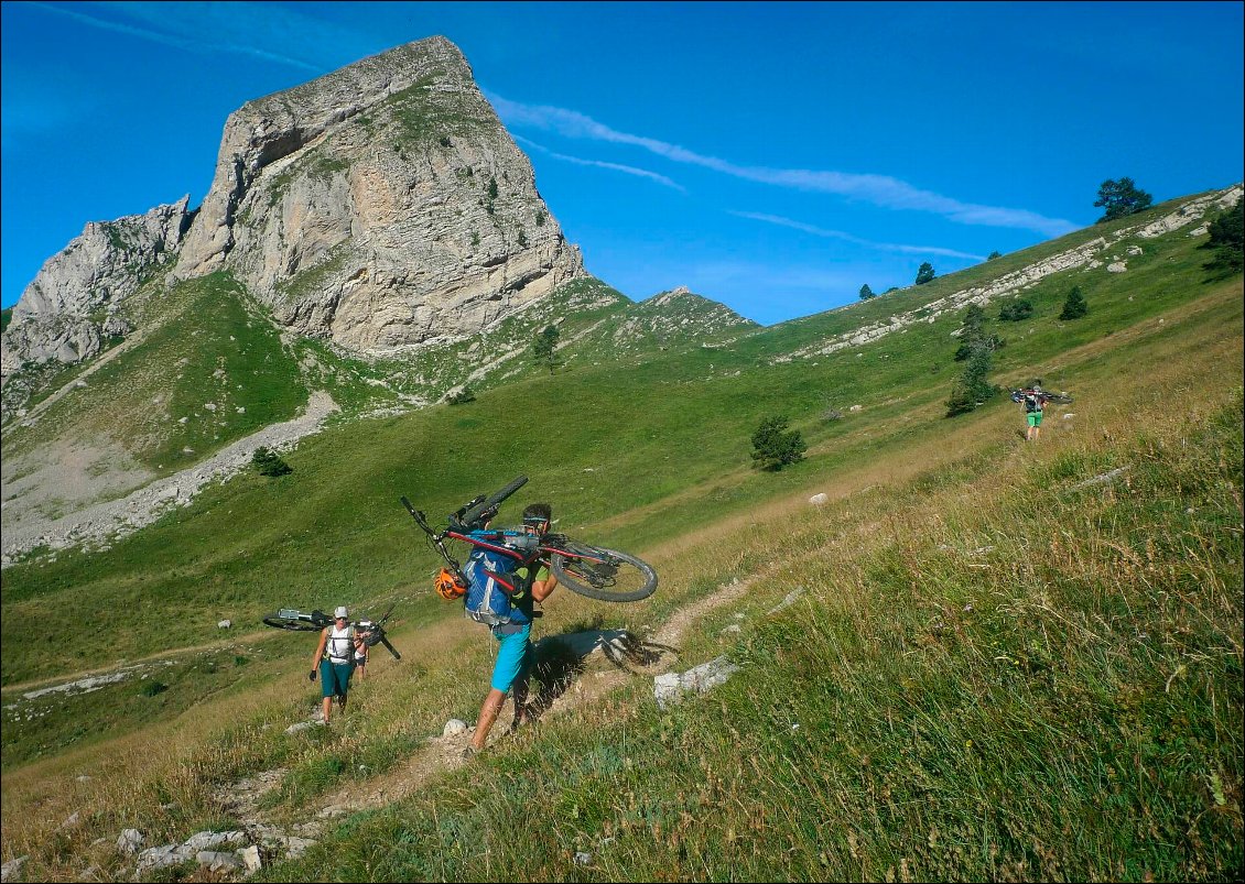 Au portage, on lui rajoute environ 13kg de vélo, le sac reste agréable.