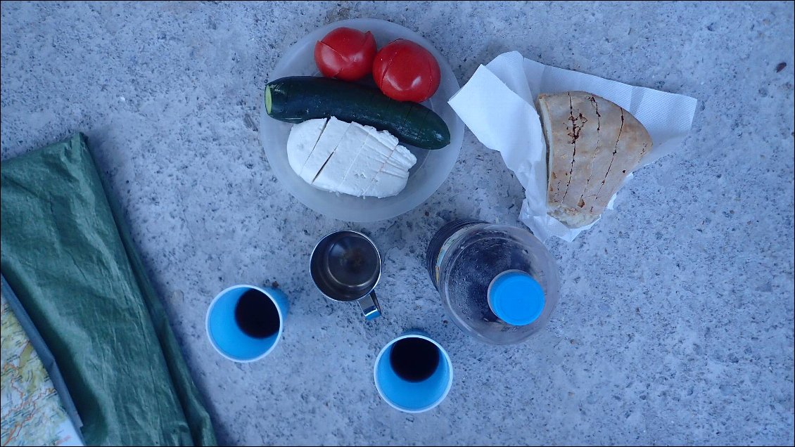 On rencontre le soir Vasilis et Papouille qui nous offre des legumes, du pain, de la feta en quantite et bien sur du vin local !