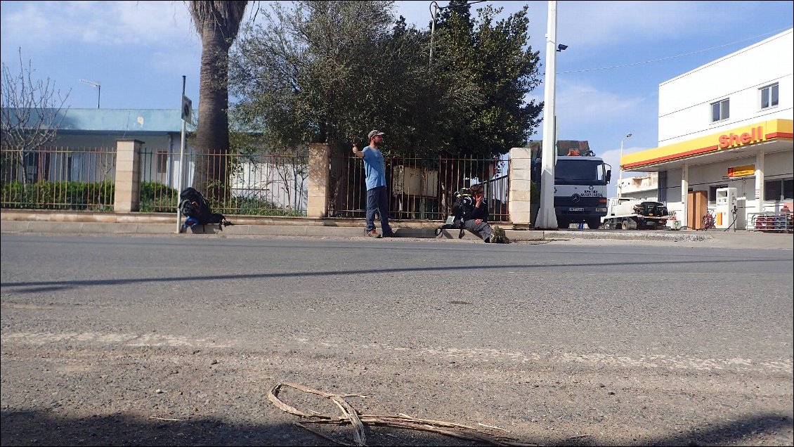 Plus de 2h d'attente a la sortie Kasteli avant que quelqu'un nous prenne pour nous avancer de 5km.....