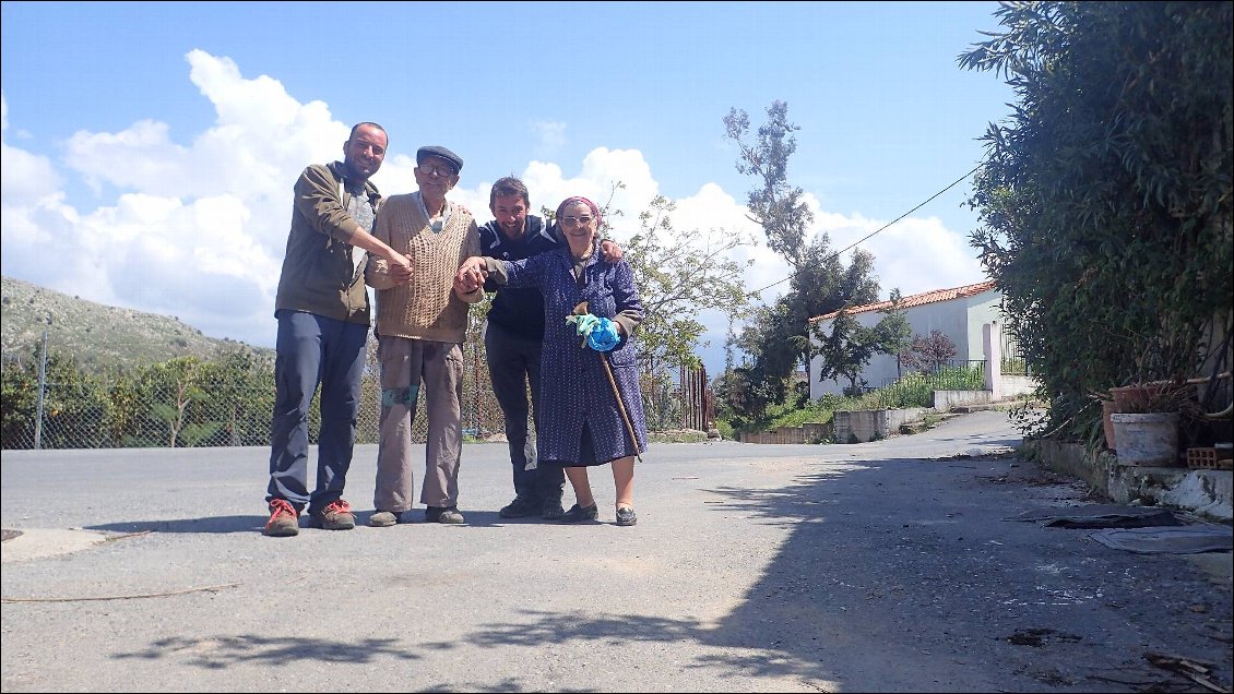 Rencontre avec Marino (83 ans) et sa femme (90 ans) dans le village de Apostoli. On leur donne un coup de main a netoyer leur jardin contre un bon repas le midi !