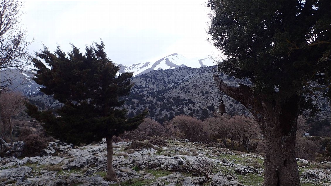 Les sommets du Lefka en fond