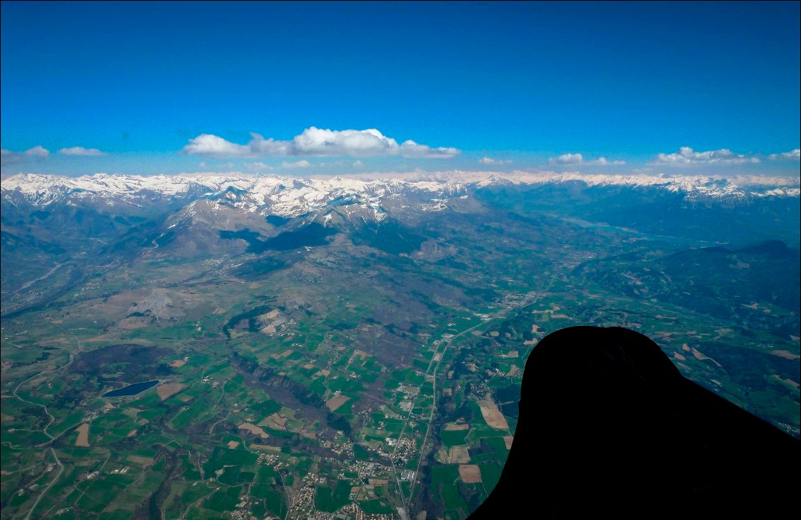 Nous sommes "satellisés" ! Sur la gauche, le col Bayard. Au loin, le lac de Serre-Ponçon.