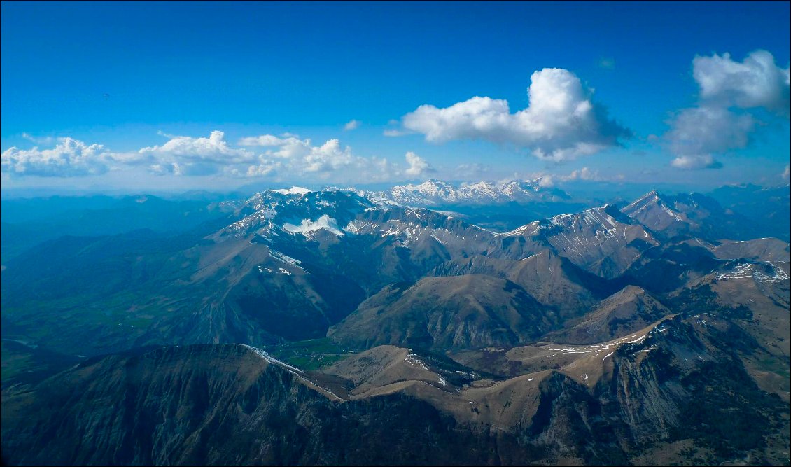 Un petit coup d'oeil derrière : la montagne de Charance au premier plan (le décollage est en bas à gauche de la photo), et le plateau de Bure un peu plus loin.