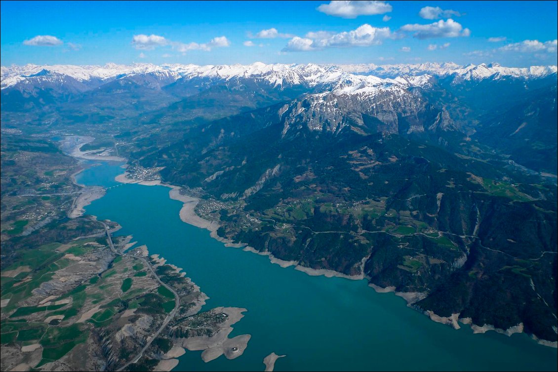 Toujours très haut, nous traversons la "branche Durance" du lac de Serre-Poncon pour rejoindre le Morgon.