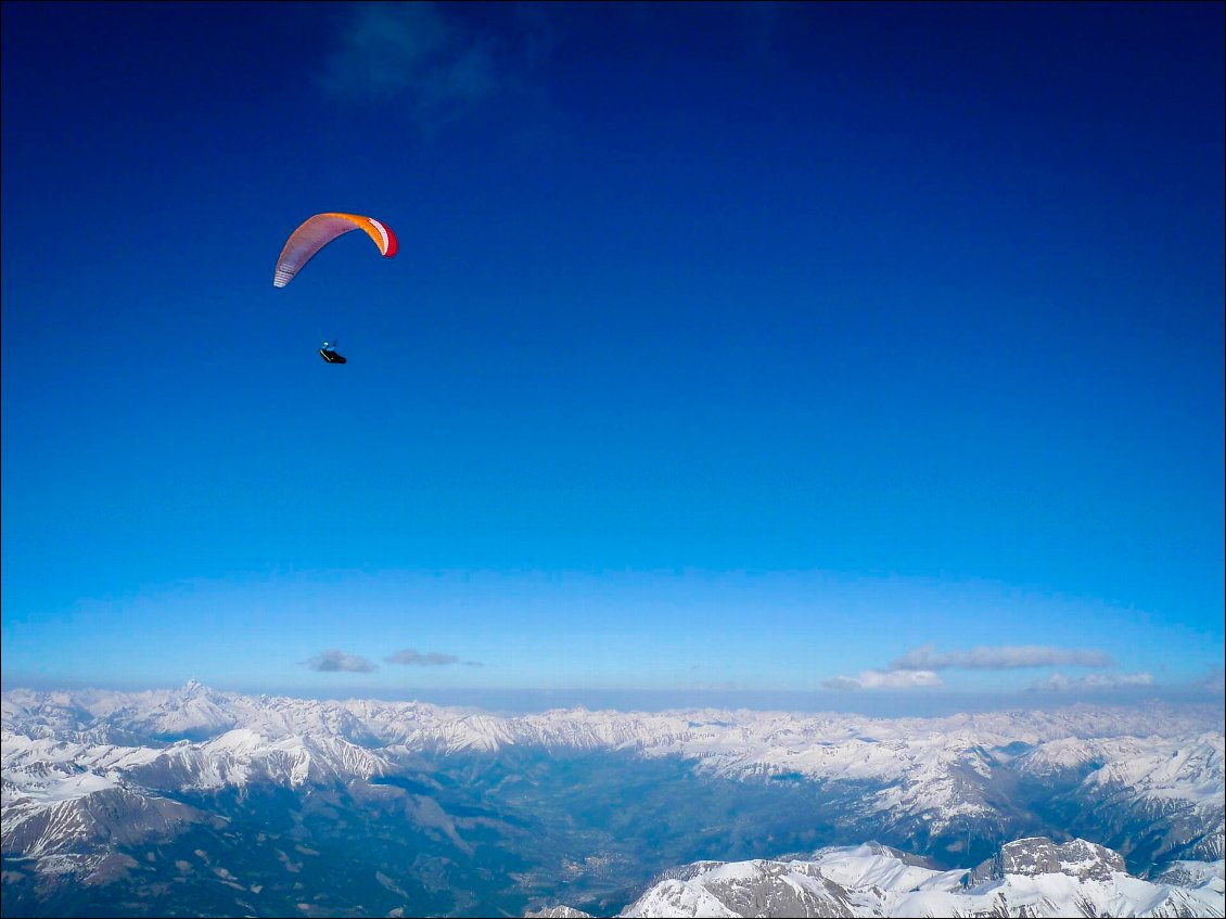 Nous trouvons une nouvelle ascendance qui nous amène quasiment à 4300m !
Au loin, à l'horizon, plutôt sur la gauche, un seul sommet dépasse nettement : c'est le Viso.