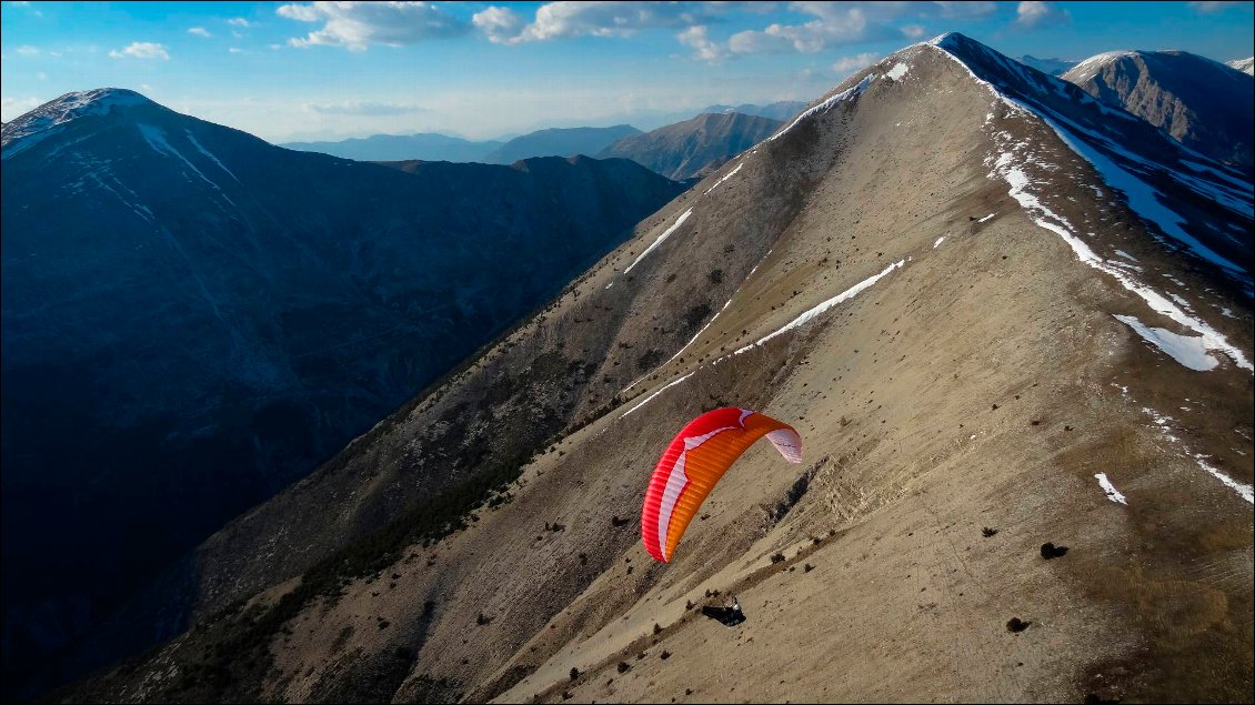 Nous pensons un moment pouvoir nous poser sur la crête... Et non ! Les conditions sont si bonnes qu'il n'est pas envisageables de s'y poser : ça monte partout, impossible de descendre !