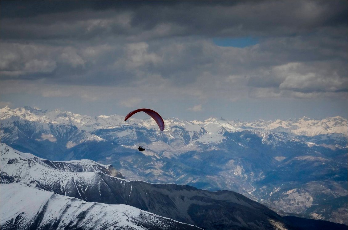 Après Annot, nous nous trouvons sous un nuage bien large : les couleurs sont momentanément tristes, et la température ressentie chute énormément ! À 3700m, chaque rayon de soleil est capital, surtout pour les mains.