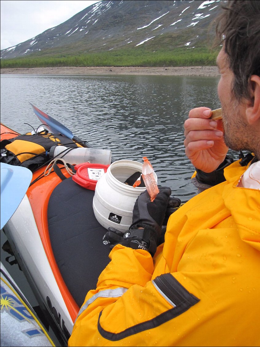 Une barre aux noix est bienvenue pendant cette fraiche navigation norvégienne.
