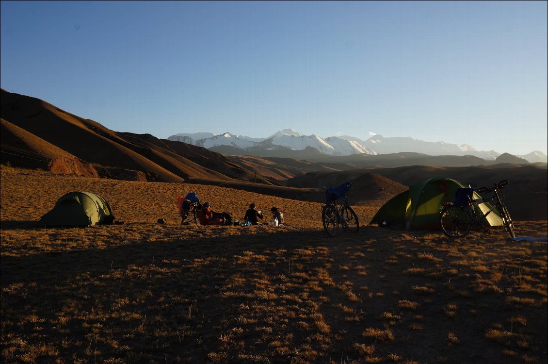 Dernier bivouac Kirghize, avec Alice et Benoit (qui voyagent en vélo couché) et vue sur les Pamirs.