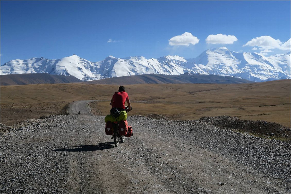 On "préfère" l'ancienne piste à la nouvelle route pour rejoindre Irkeshtam. Pas surs que le choix soit judicieux, mais la vue reste magnifique!