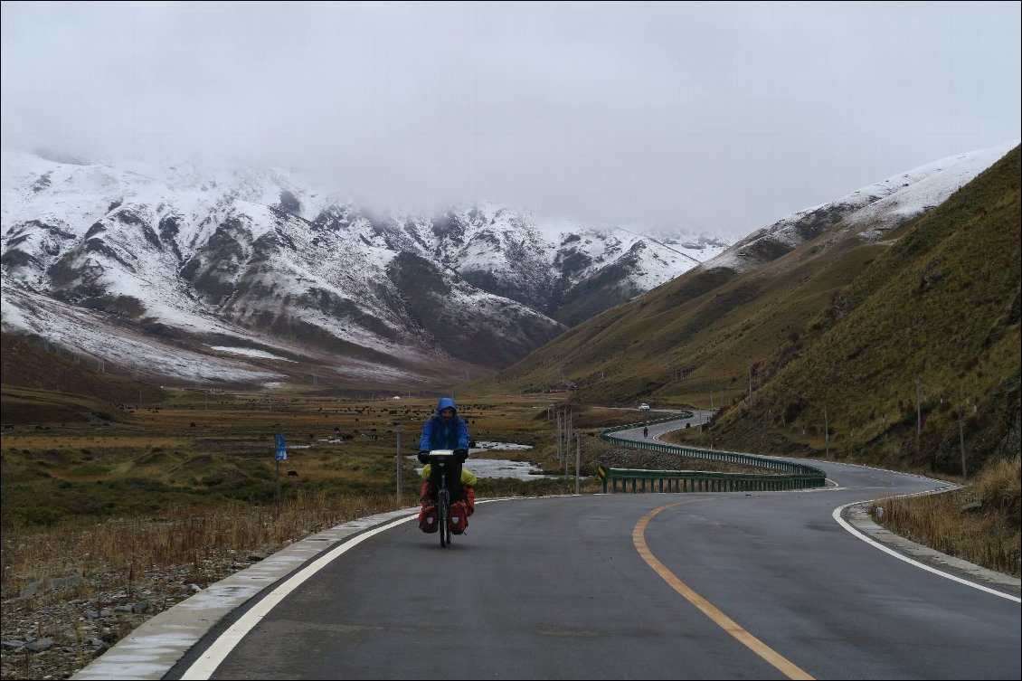 Le temps n'est pas avec nous, on est gelés après avoir passé le col dans le brouillard et sous la neige...