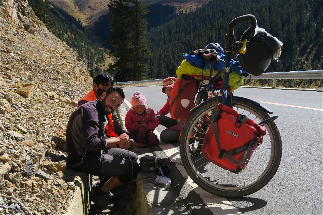 La chaîne de Nico casse pour la Nième fois en plein col... mais tout va bien, on a de la main d'oeuvre! - Près de Litang, Sichuan