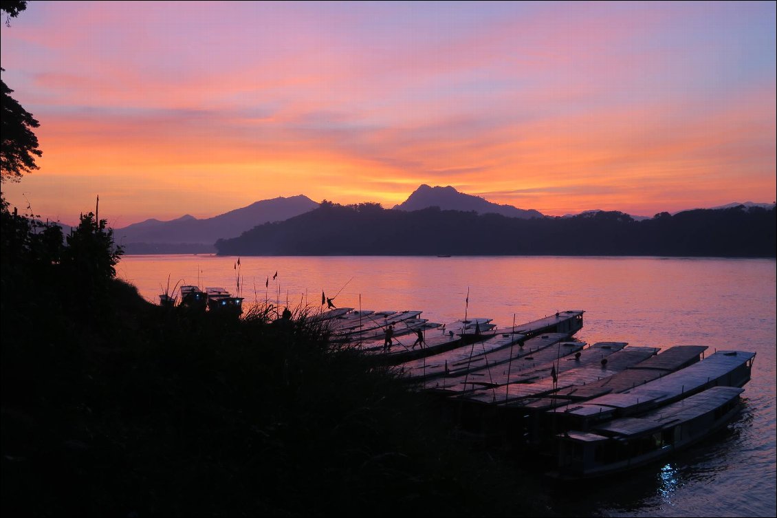 Coucher de soleil sur le Mékong, à Luang Prabang