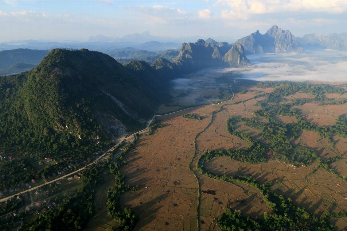 La région de Vang Vieng vue du ciel