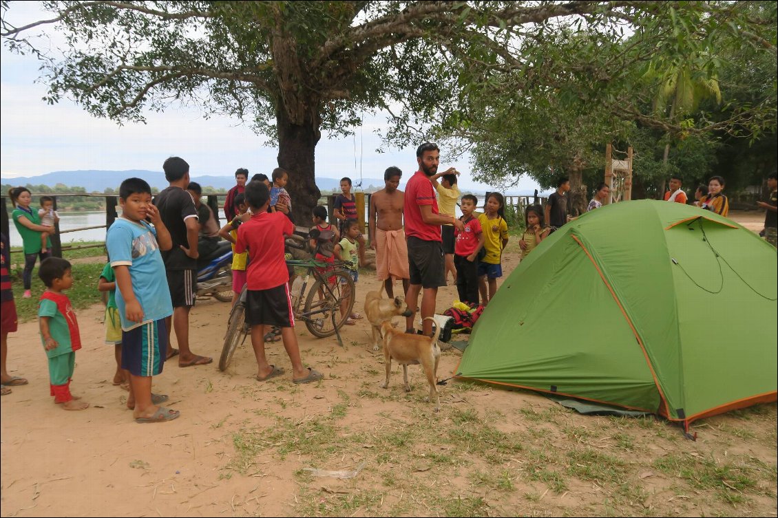 Bivouac dans la cour d'un temple : tout le village s'est donné le mot!