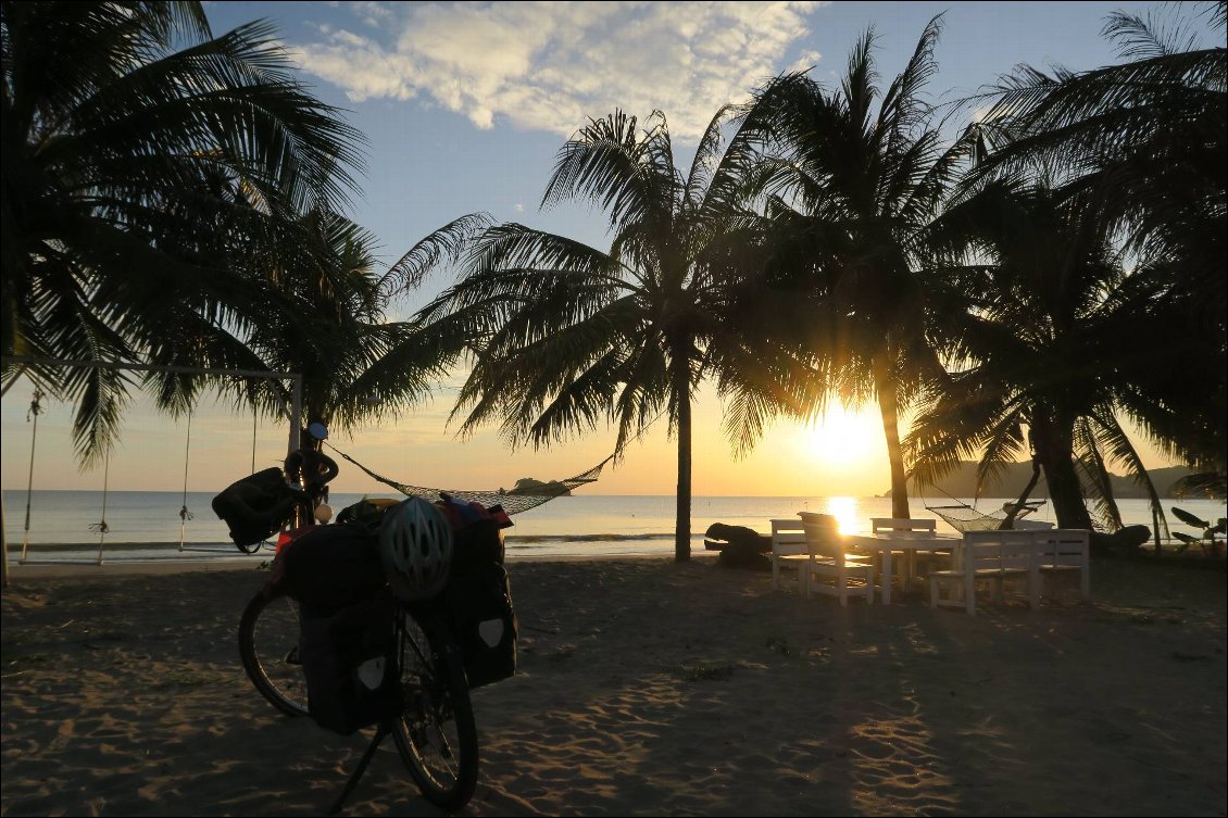 Sur la cote Thaïlandaise. Malheureusement, le propriétaire des lieux ne nous laissera pas planter la tente ici. C'était pourtant si tentant...