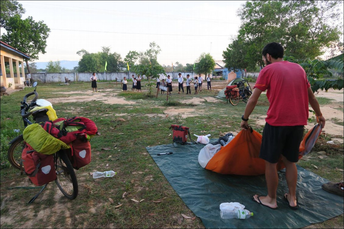Bivouac dans une école : les élèves sont (très) matinaux et assistent curieux et étonnés au repli de la tente.