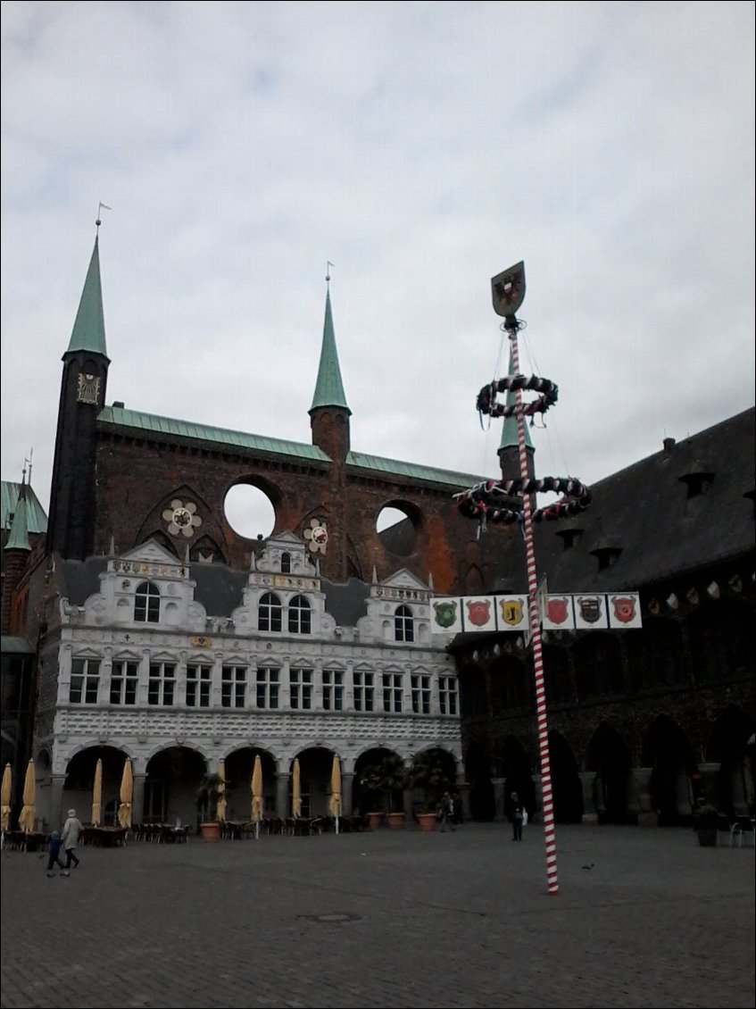 La place de la mairie avec son arbre de mai.