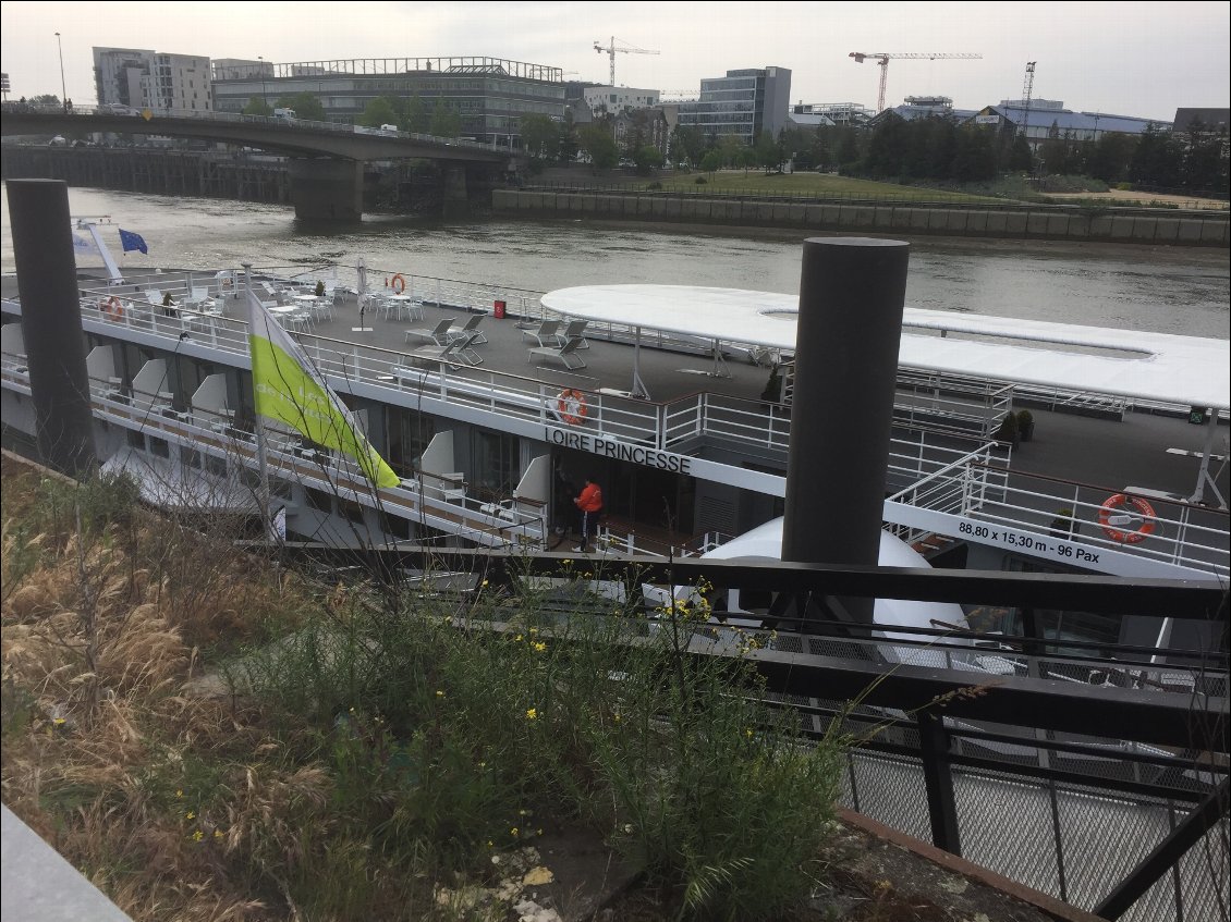 Le "Loire Princesse" bateau avec roues à aube navigant sur la Loire