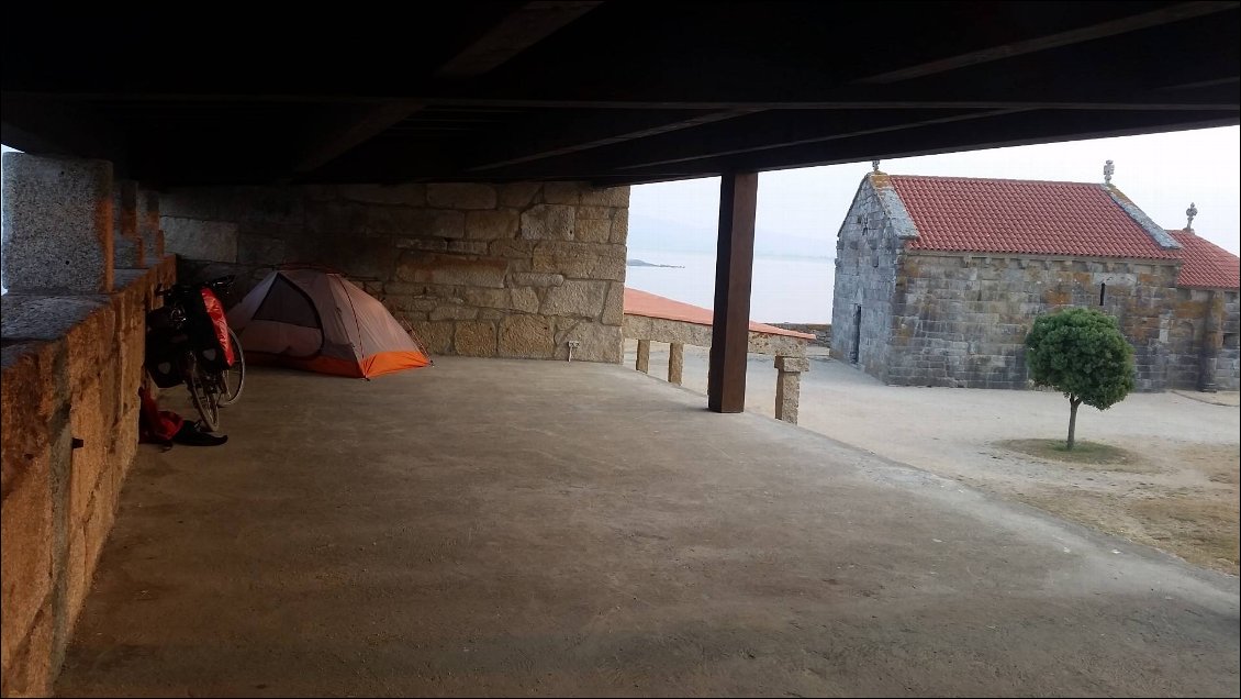 bivouac super confortable mais pas sûr. On ne fera plus!