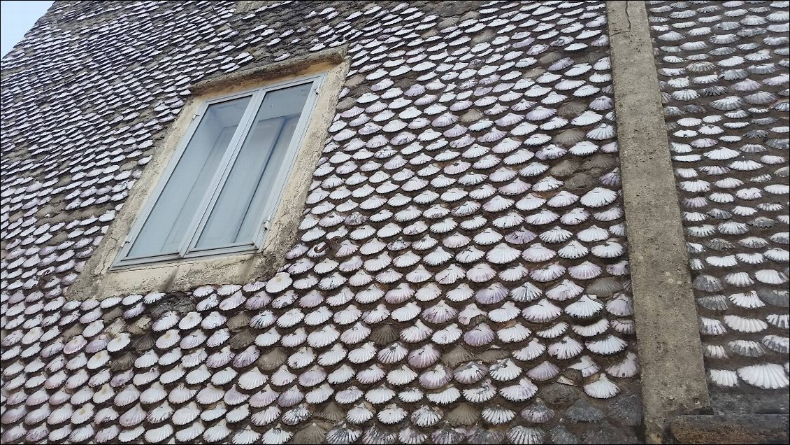 Les maisons protégées par des tavaillons en zamburiñas, petites coquilles Saint Jacques