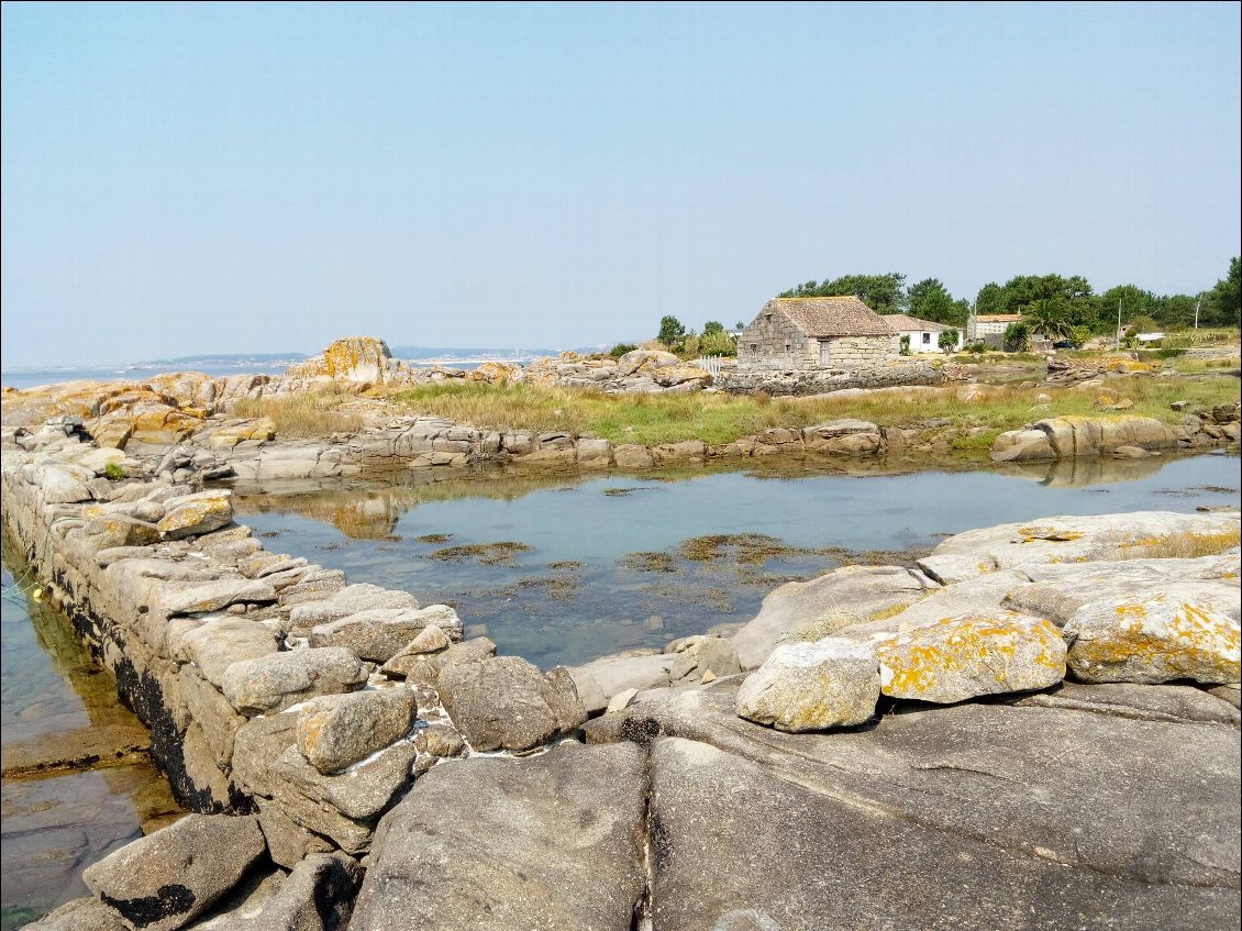 La retenue du moulin à marée de l'Ile d'Arousa. La marée le remplit, on ferme les vannes, et on les rouvre à marée basse pour mouliner