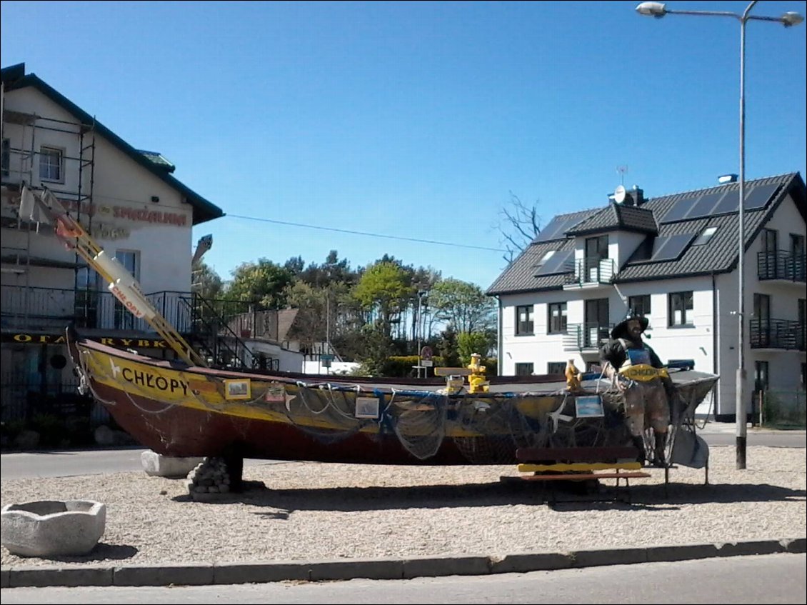 Le nom du village est sur le bateau
