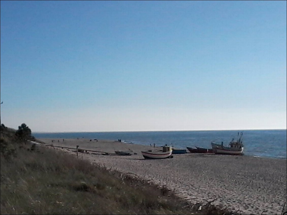 Les bateaux de pêche sont remontés au treuil sur le haut de la plage.