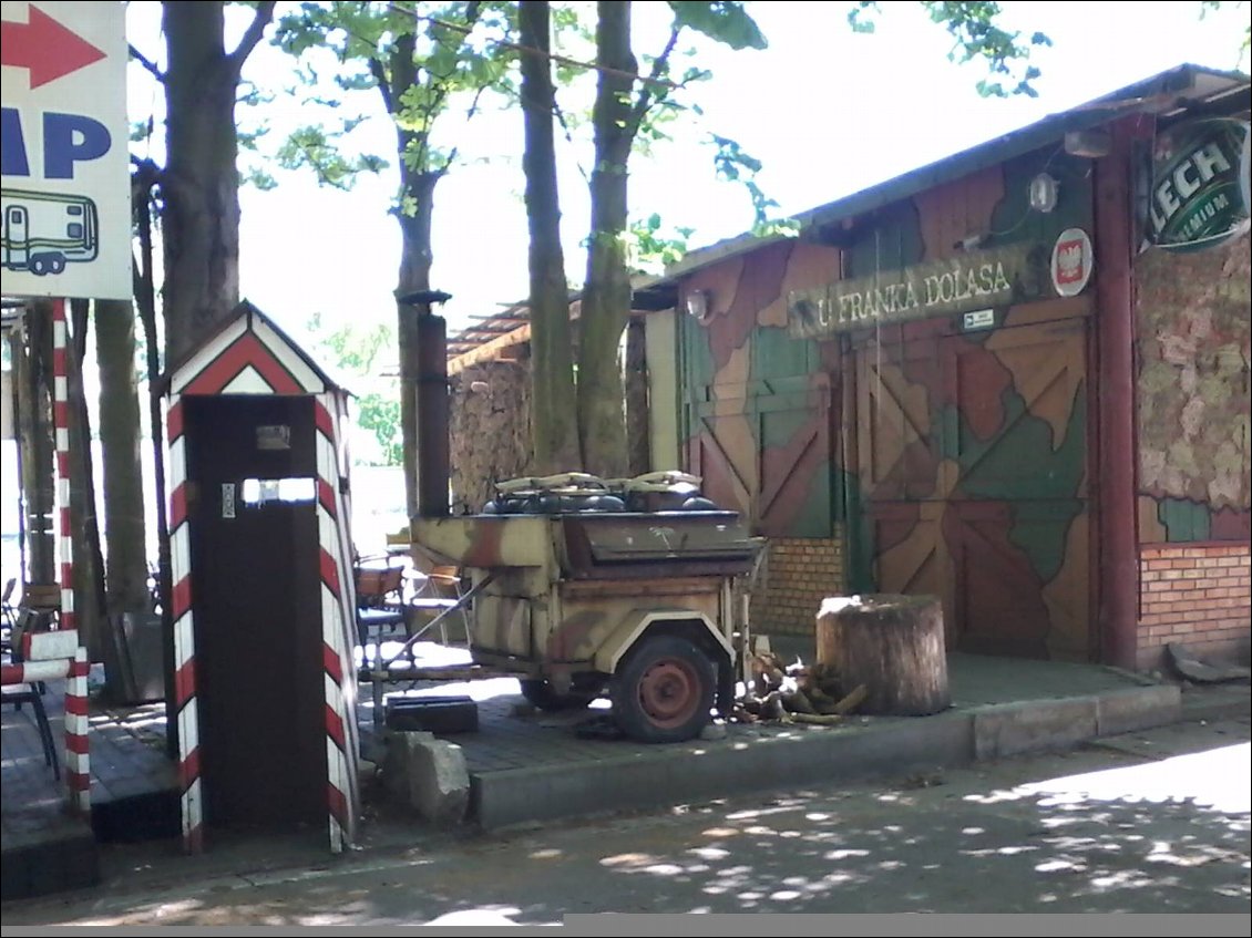 La cantinière militaire de voyage. Un peu lourde pour une remorque de vélo.